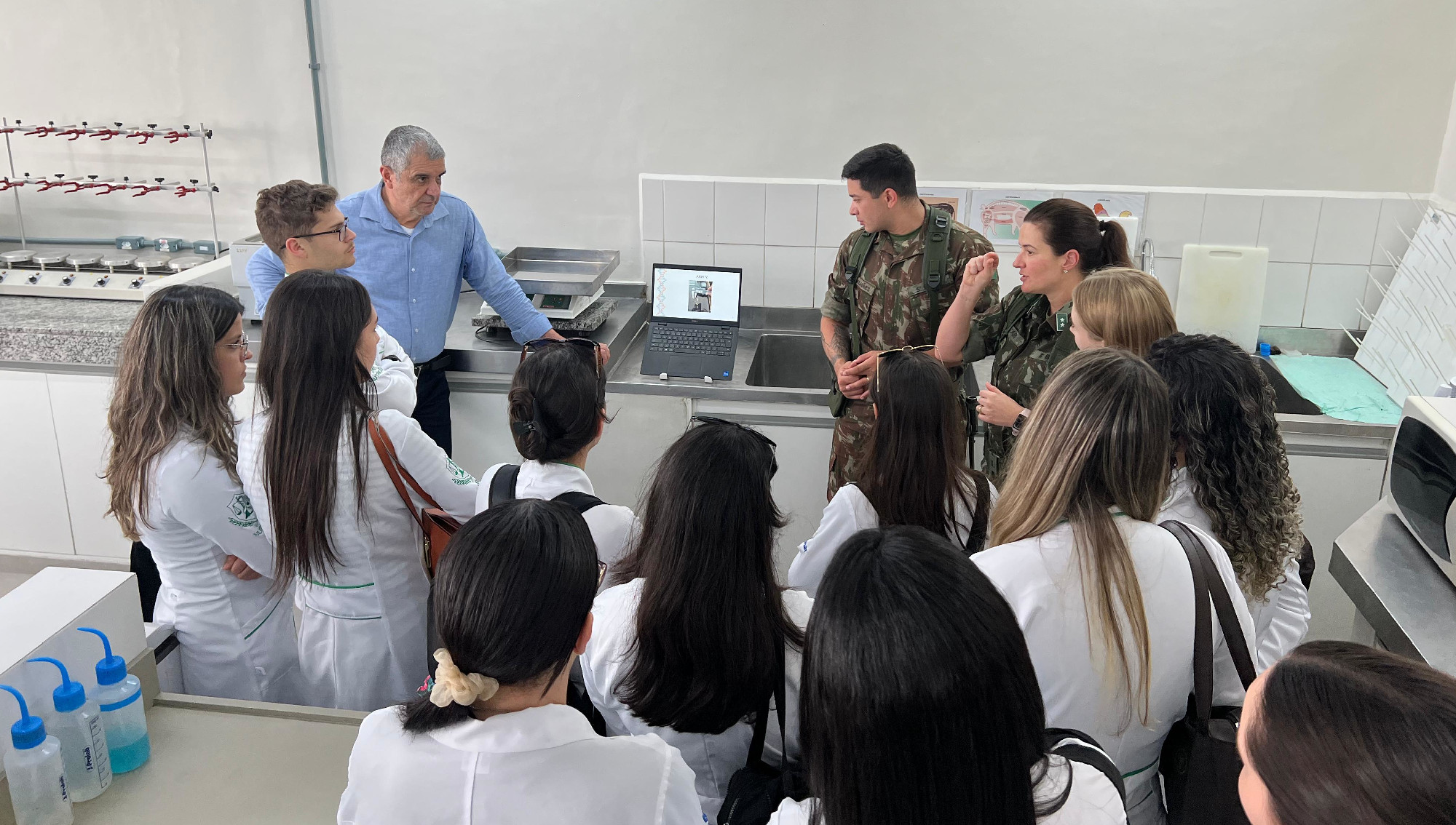 5º Batalhão de Suprimento recebe visitas acadêmicas de estudantes da UNICESUMAR e da UNIOPET